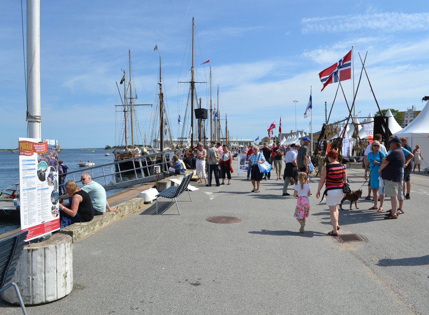 Publikbild från kajen på Karlskrona veteranbåtsdagar